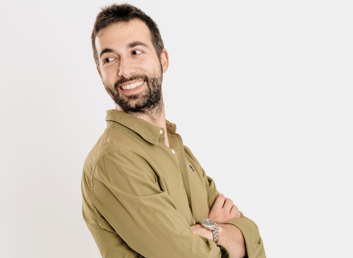 Daniele guarda di lato stretto